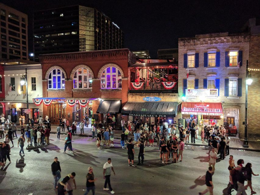 Austin: Downtown Live Music Pub Crawl - Darwin’s Piano Bar: when the vibe shifts from stage to performance