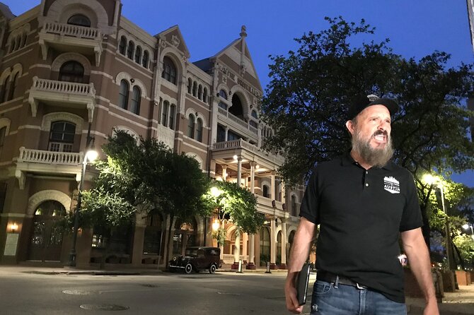 Austin Murder Walk - Guy Town and Warehouse District: strolling nightlife with a guided plot
