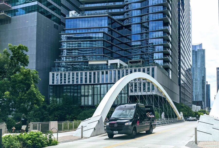 Austin: Panoramic City Center Tour with Stops - GPS audio narration in English and Spanish: learning without missing the street